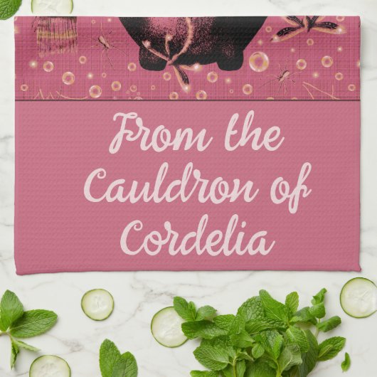 Witchy Pink Cauldron Bubbles Gepersonaliseerde naa Theedoek (Gevouwen)