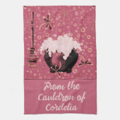Witchy Pink Cauldron Bubbles Gepersonaliseerde naa Theedoek (Verticaal)