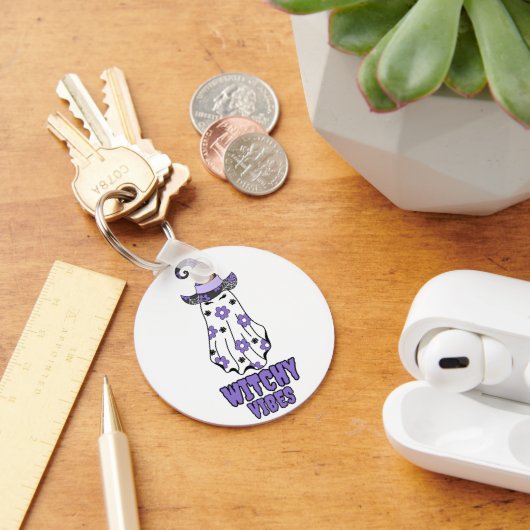 "Witchy Vibes" Halloween Witch Ghost Paarse Sleutelhanger (Bureau)
