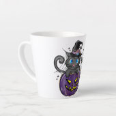 Witchy Vibes: Zwarte kat op de Paarse Jack-O-Lante Latte Mok (Linkerhoek)