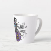 Witchy Vibes: Zwarte kat op de Paarse Jack-O-Lante Latte Mok (Rechterhoek)