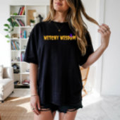 Witchy Wisdom Halloween pet paarse typografie T-shirt