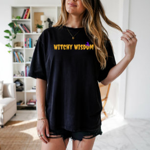Witchy Wisdom Halloween pet paarse typografie T-shirt