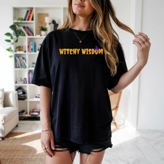 Witchy Wisdom Halloween pet paarse typografie T-shirt