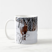 Witstaart hert in wintersneeuw koffiemok (Links)
