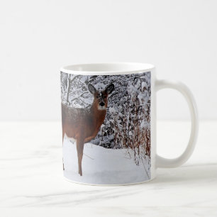 Witstaart hert in wintersneeuw koffiemok