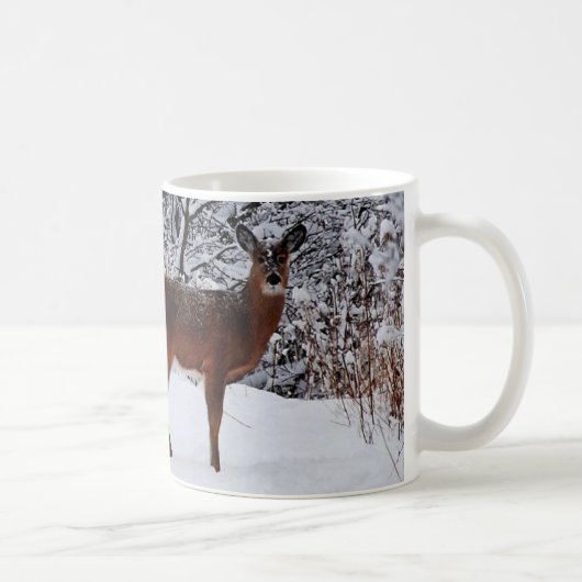 Witstaart hert in wintersneeuw koffiemok (Rechts)