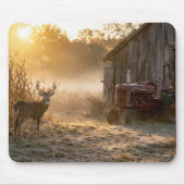 Witstaarthert met vintage rode tractor muismat (Voorkant)