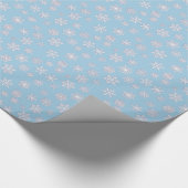 Witte 3-d sneeuwvlokken op een ijsblauwe achtergro cadeaupapier (Hoek)