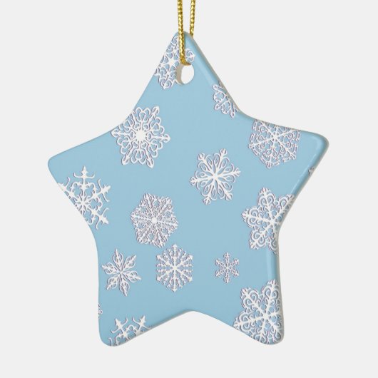 Witte 3-d sneeuwvlokken op een ijsblauwe achtergro keramisch ornament (Links)
