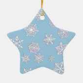 Witte 3-d sneeuwvlokken op een ijsblauwe achtergro keramisch ornament (Achterkant)