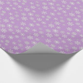 Witte 3-D sneeuwvlokken op een lila achtergrond Cadeaupapier (Hoek)