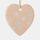 Witte 3-D sneeuwvlokken op een perzikachtergrond Keramisch Ornament (Rechts)