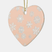 Witte 3-D sneeuwvlokken op een perzikachtergrond Keramisch Ornament (Links)