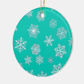 Witte 3-d sneeuwvlokken op een turkooisachtergrond keramisch ornament (Links)