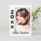 Witte aangepaste kleur afstudeerfoto save the date kaart (Staand voorkant)