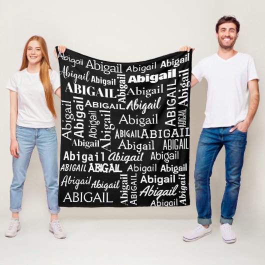Witte ABIGAIL naam op zwart Fleece Deken (In situ)