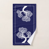 Witte abstracte cirkelboom en grens marineblauw bad handdoek (Handdoek)