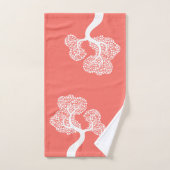 Witte abstracte cirkelboom en naam levend koraal bad handdoek (Handdoek)