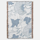 Witte achtergrond Delicate Blauwe Japanse Bloemen Deken (Voorkant Verticaal)