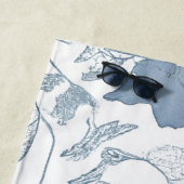 Witte achtergrond Delicate Blauwe Japanse Bloemen Strandlaken (In situ)