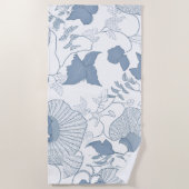 Witte achtergrond Delicate Blauwe Japanse Bloemen Strandlaken (Voorkant)