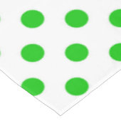 Witte achtergrond groene polka stippen tafelkleed (Gekanteld)