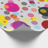 Witte achtergrond kleurrijke polka stippen cadeaupapier (Hoek)