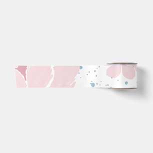 Witte achtergrond met pastelroze bloemen satijnen lint