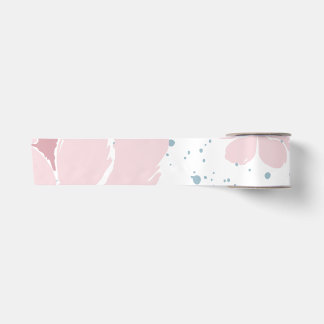 Witte achtergrond met pastelroze bloemen satijnen lint