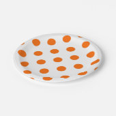 Witte achtergrond Oranje Polka Dots Papieren Bordje (Gekanteld)