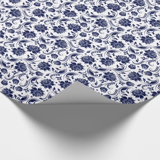 Witte achtergrond van Elegant Blue Floral Damasval Cadeaupapier (Hoek)