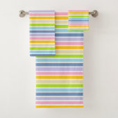 Witte afgedekte regenboogstrips bad handdoek (Insitu)