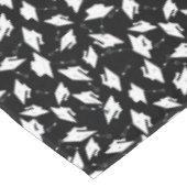 Witte afstudeerdopjes gegooid in de lucht op zwart tafelkleed (Gekanteld)