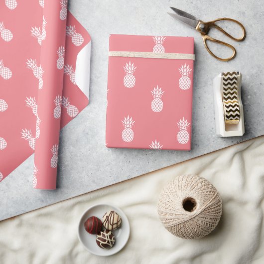 Witte Ananassen op Koraalroze Cadeaupapier (Crafts)