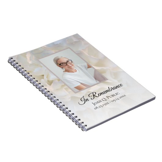 Witte anjer bloemenviering van het leven begrafeni notitieboek (Rechterzijde)