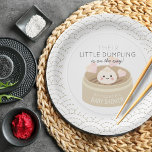 Witte Baby shower met weinig duimsteekwonden Papieren Bordje<br><div class="desc">Dit schattige en kawaii "hun kleine dumpling is onderweg" bord van genderneutraal baby shower bevat een dumplijn met een glimlachend gezicht in een chinese steamer op een witte achtergrond met grijze golfpatronen. Pas het aan uw behoeften aan.</div>