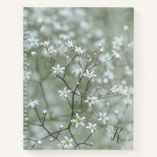 Witte Baby's Breath Bloem Foto Met Monogram Notitieboek (Voorkant)