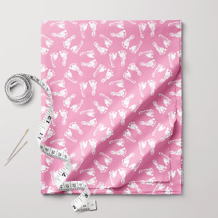 Witte babyvoetafdrukpatroon op roze stof