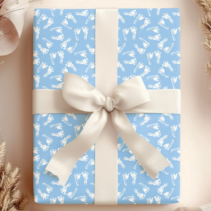 Witte babyvoetjes op een blauwe achtergrond voor e cadeaupapier