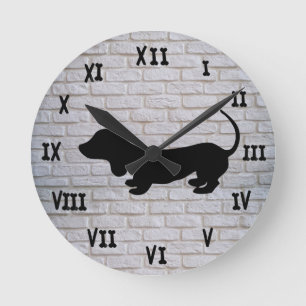 Witte bakstenen Dachshund Silhouet Wandklok