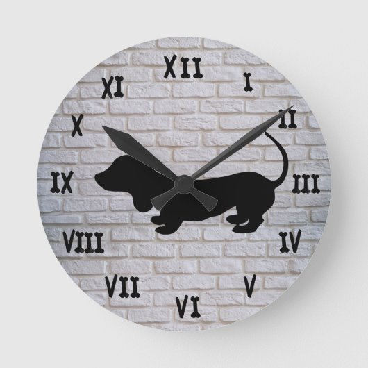 Witte bakstenen Dachshund Silhouet Wandklok (Voorkant)