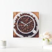 Witte beker vol gebrande koffiebonen vierkante klok (Huis)