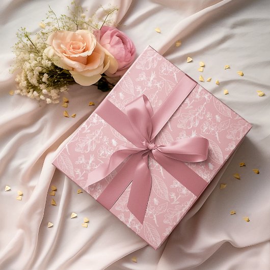Witte bladeren bloemmotief op perzik blush roze cadeaupapier