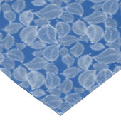 Witte bladeren op blauw tafelkleed (Gekanteld)