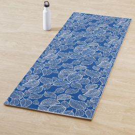 Witte bladeren op blauw yogamat