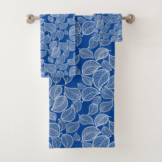 Witte bladeren op BlueTowel Bad Handdoek (Insitu)