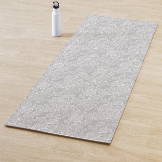 Witte bladeren op zilvergrijs yogamat (In situ)