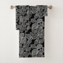 Witte bladeren op zwarte handdoek