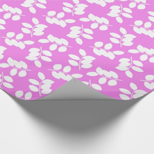 Witte bladeren silhouet op roze cadeaupapier (Hoek)